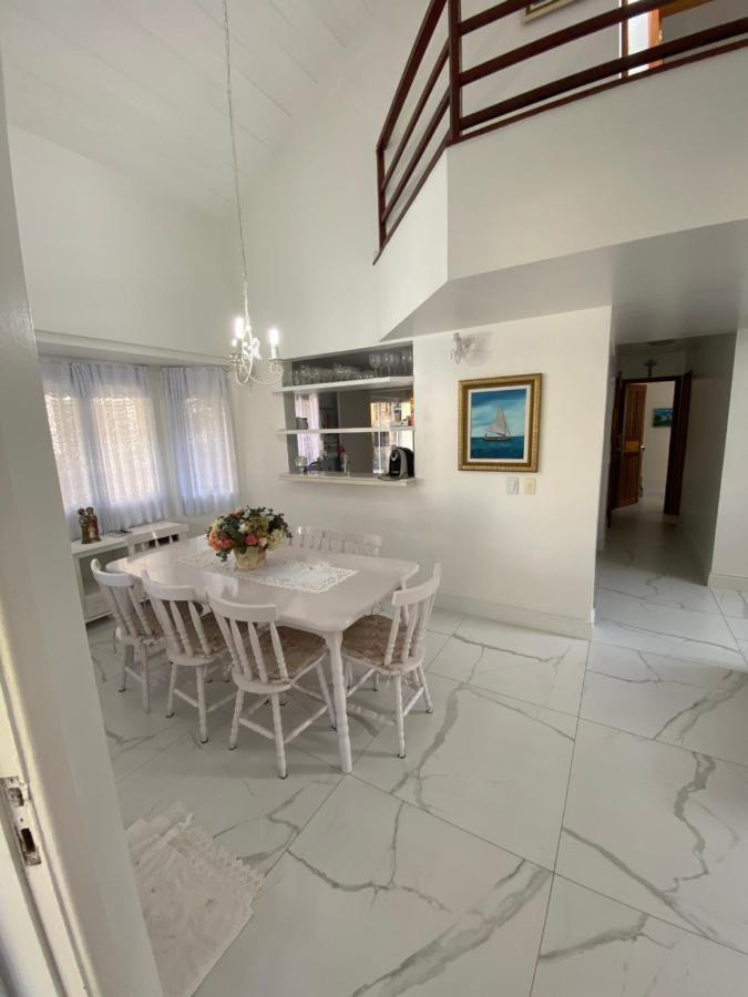 Casa Com 4 Quartos E 3 No Ferradura.